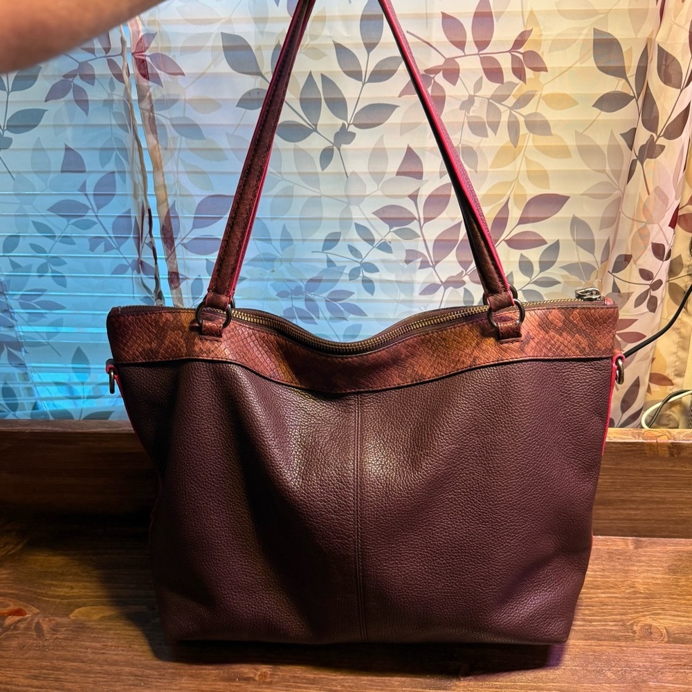 STUNNING β¨ Coach Embossed Leather Tote β Wine/Burgundy with Snake Print Trim β¨β - Picture 4 of 14